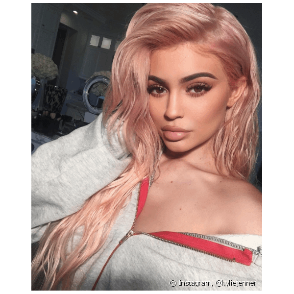 Com cabelos de tom ros?, Kylie Jenner usou uma make neutra de tons rosados, com c?lios e sobrancelhas bem destacados